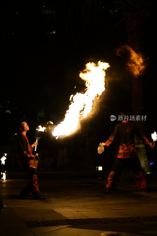 夜间燃烧的火焰表演