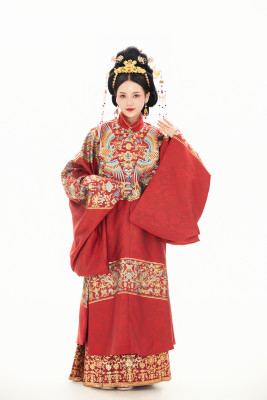白色背景下穿着中国明朝明制汉服服饰的少女