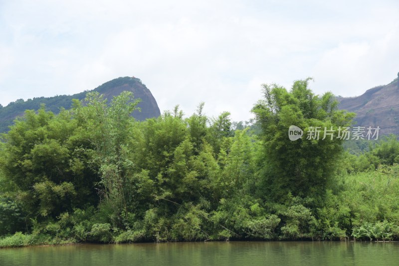 广东韶关：水上丹霞游船锦江沿岸风景