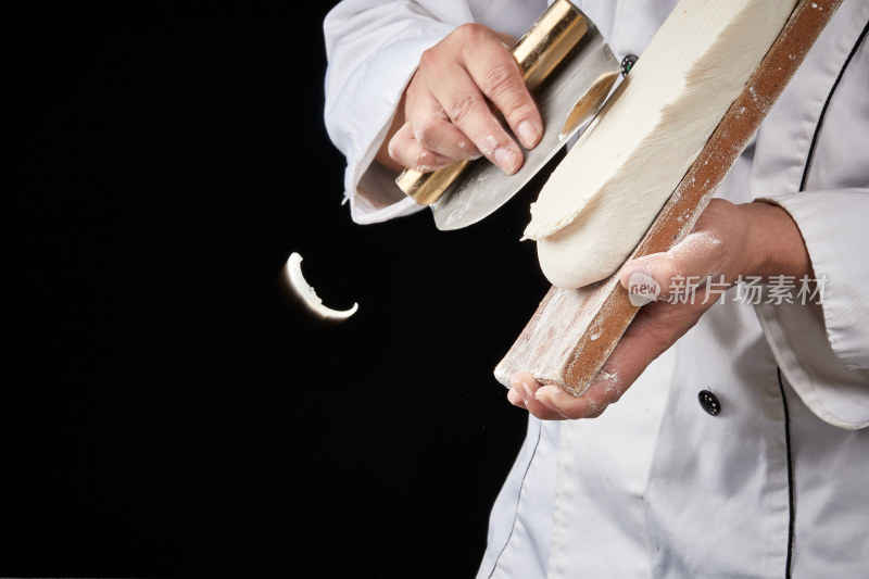 技艺精湛的山西刀削面师在展示刀削面制作