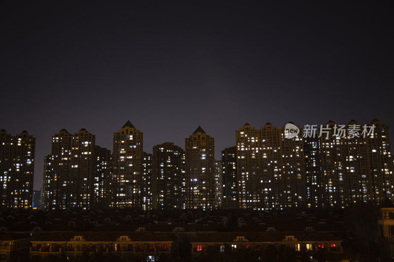 夜晚城市住宅区高楼灯光景象