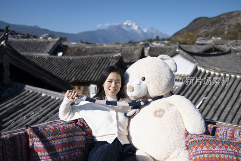 在丽江古城旅行的美女