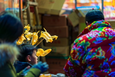 老北京年味传统文化街头师傅吹糖人精美特写