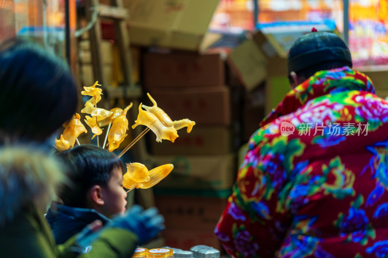 老北京年味传统文化街头师傅吹糖人精美特写