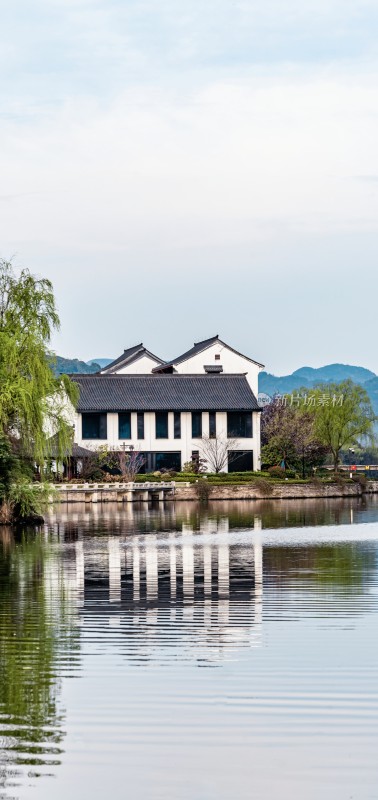 湖边中式建筑山水倒影景观