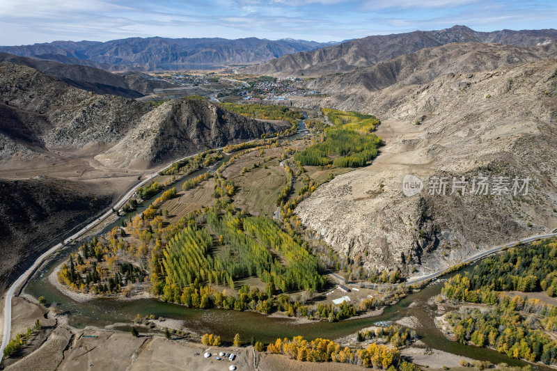 新疆阿勒可可托海秋色山谷河道秋景航拍