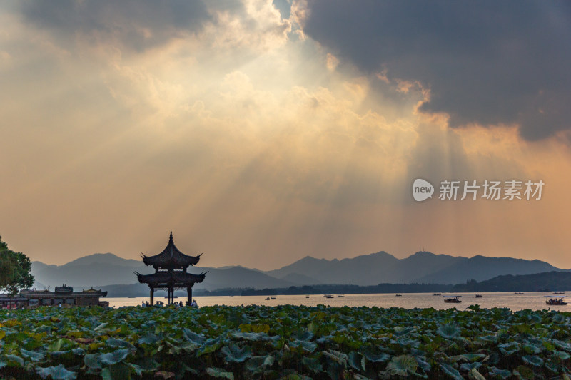 杭州西湖湖面上夕阳无限好