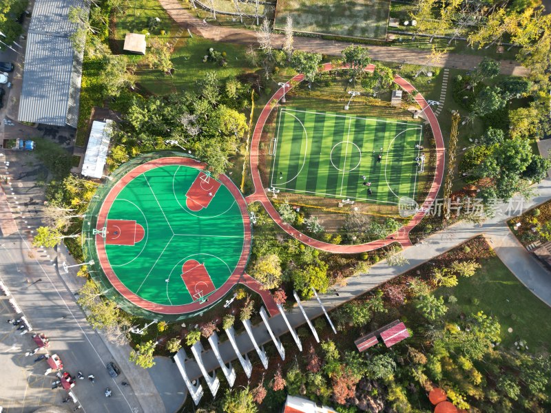 航拍公园内篮球场与足球场