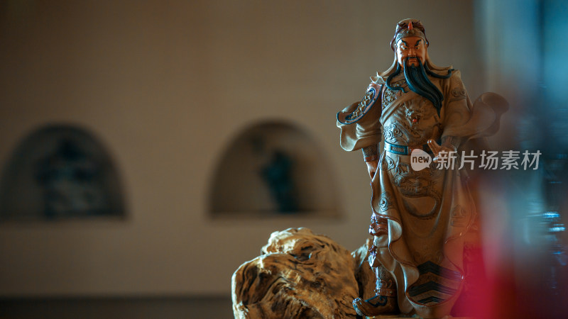 室内关公雕像特写