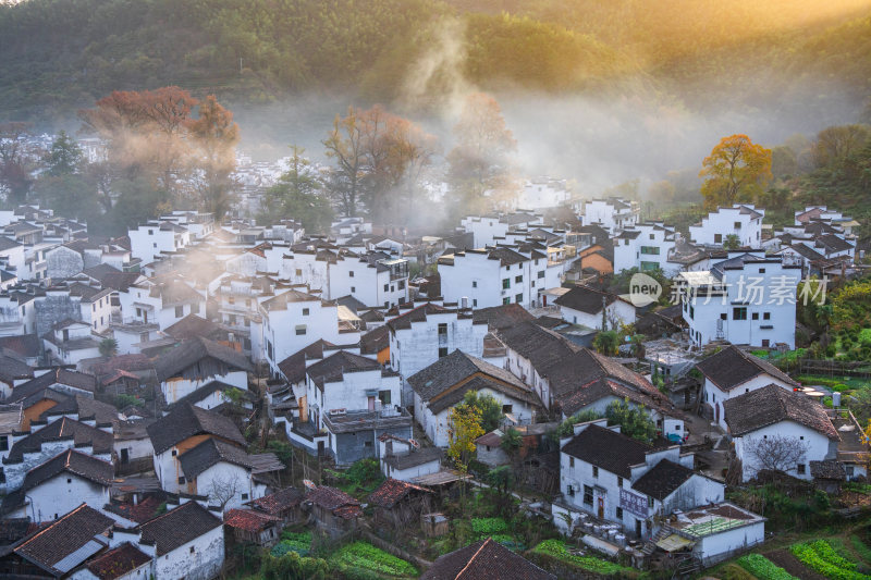 航拍江西婺源石城徽派建筑秋色枫叶村庄日出