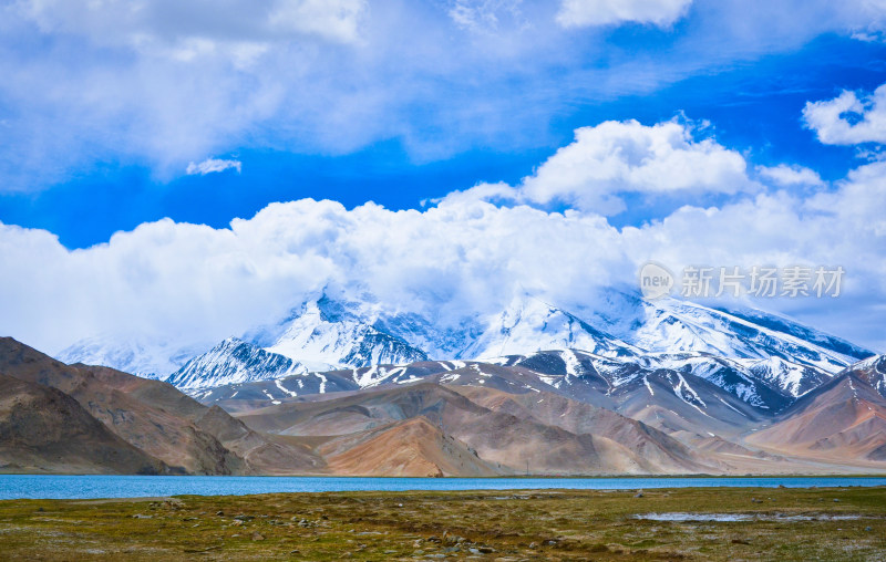 新疆克州喀拉库勒湖慕士塔格峰湖泊草原雪山