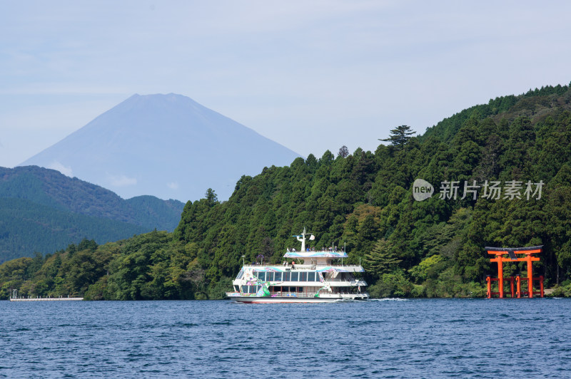 日本箱根富士山旁芦之湖上的游船