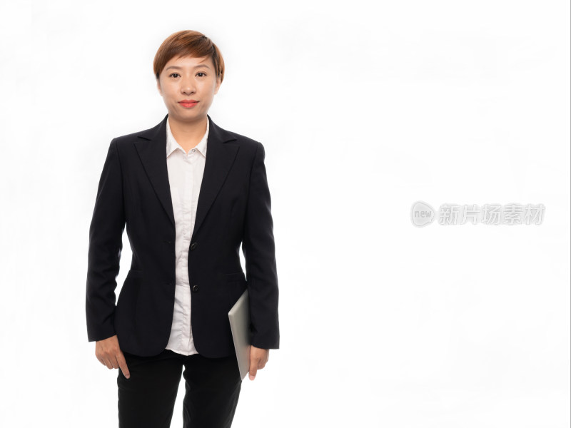 白色背景前着职业装拿平板电脑的中国女性