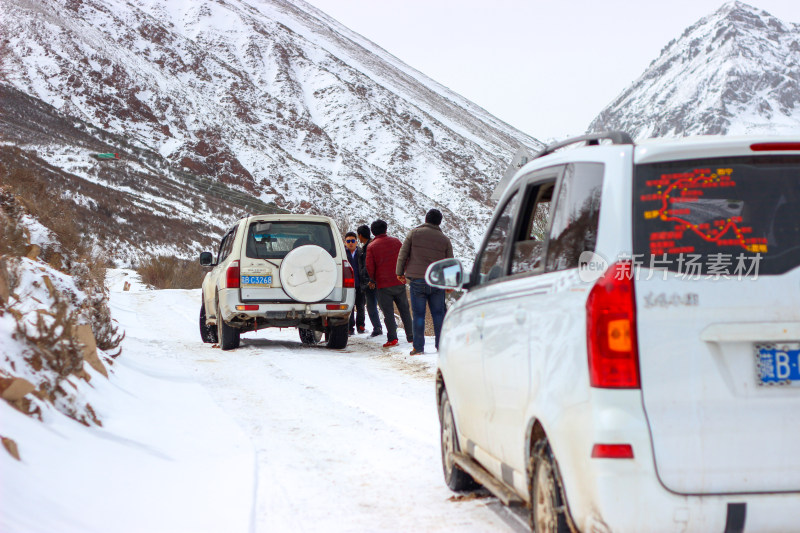 川藏线上雪地山路的各种车祸错车行驶