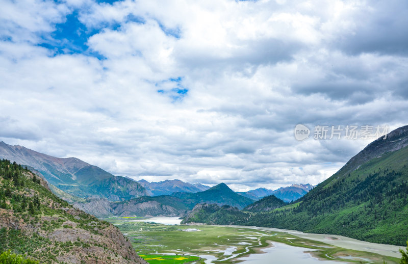 山顶俯瞰西藏昌都市八宿县然乌镇然乌湖风景
