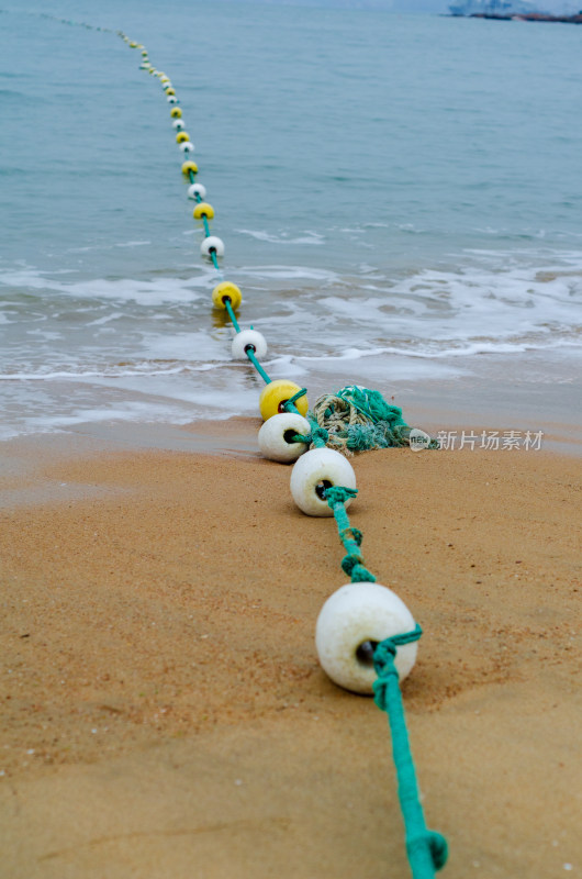 安装有防鲨网的青岛海水浴场