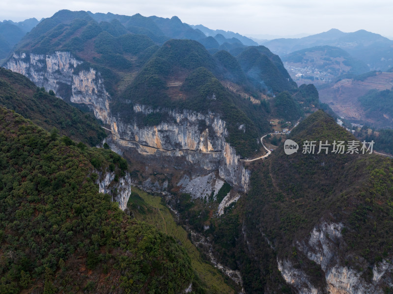 悬崖峭壁上的惊险道路