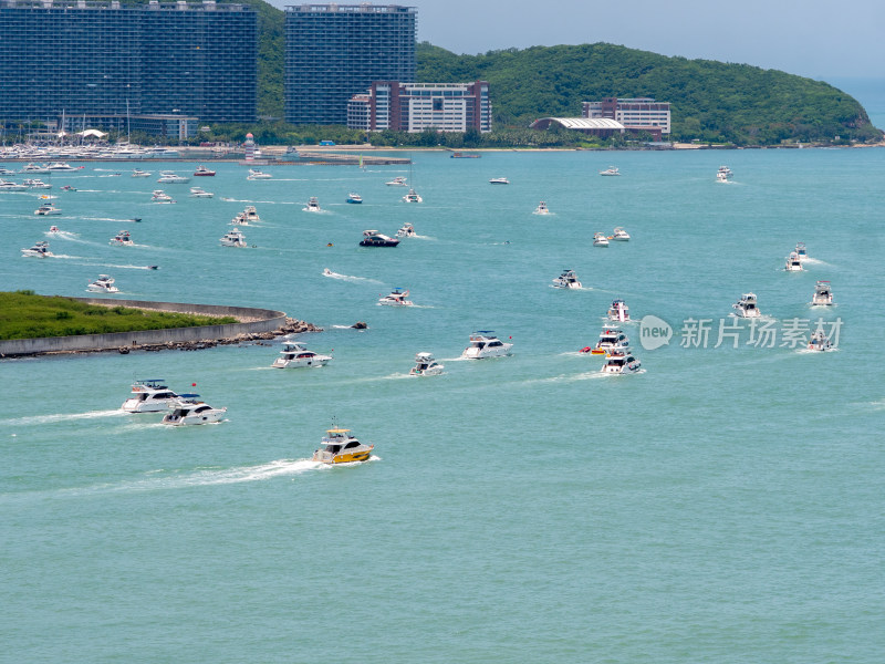 高视角下的海岸线游艇