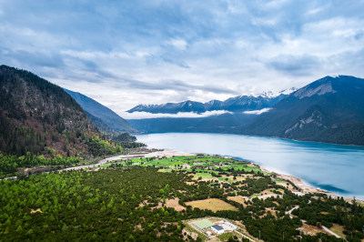 西藏林芝巴松措高山湖泊绿树自然风景航拍