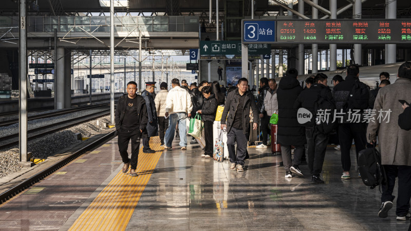 火车站台众多旅客在等待列车