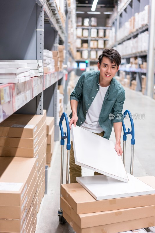 年轻男子选购家具建材