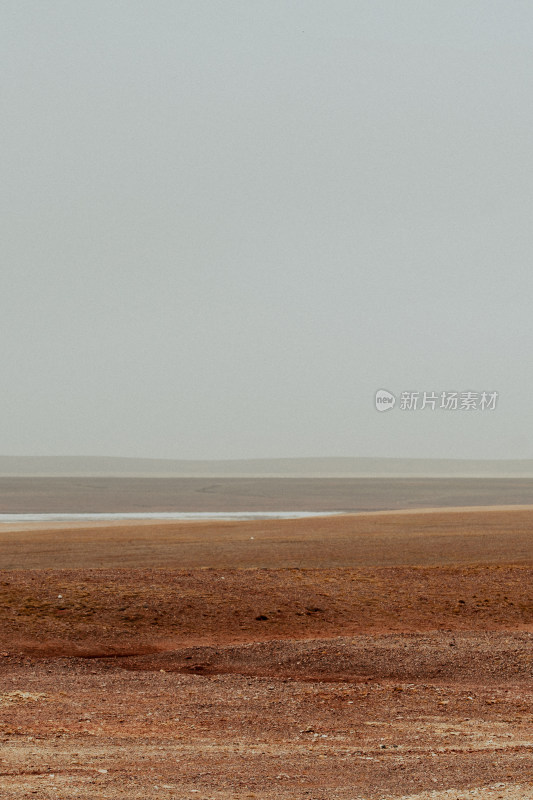 荒凉旷野远景风光