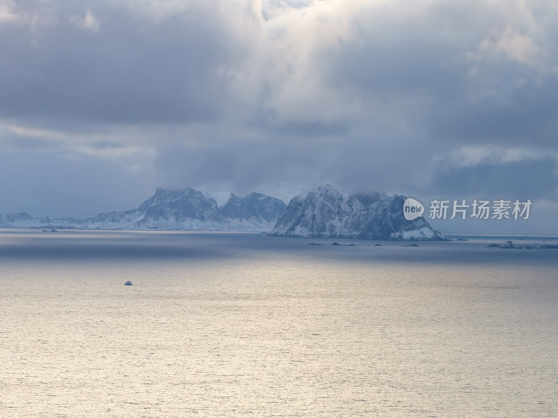 挪威罗弗敦群岛北极圈奥镇冬季雪景高空航拍