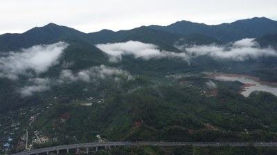 广东东莞：雨后清溪镇云雾缭绕宛如仙境