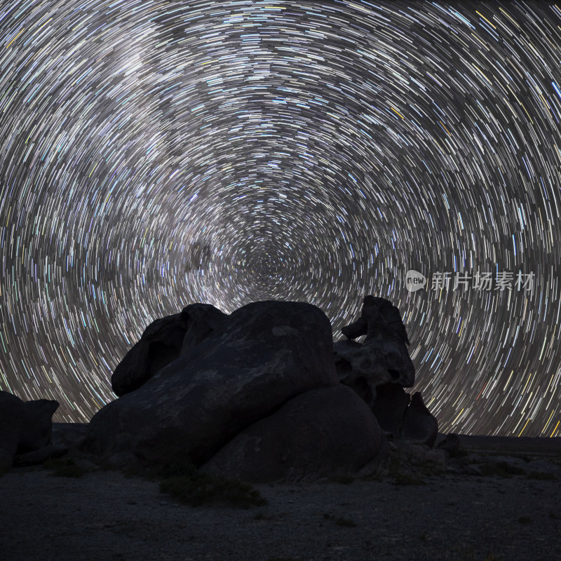 星空下的巨石，星轨环绕的自然景象