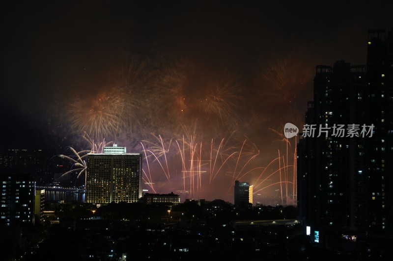 城市夜空下绚烂多彩的烟花盛宴