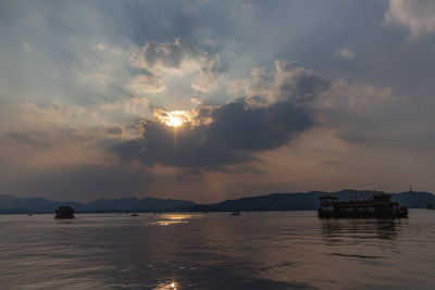 杭州西湖湖面上夕阳无限好