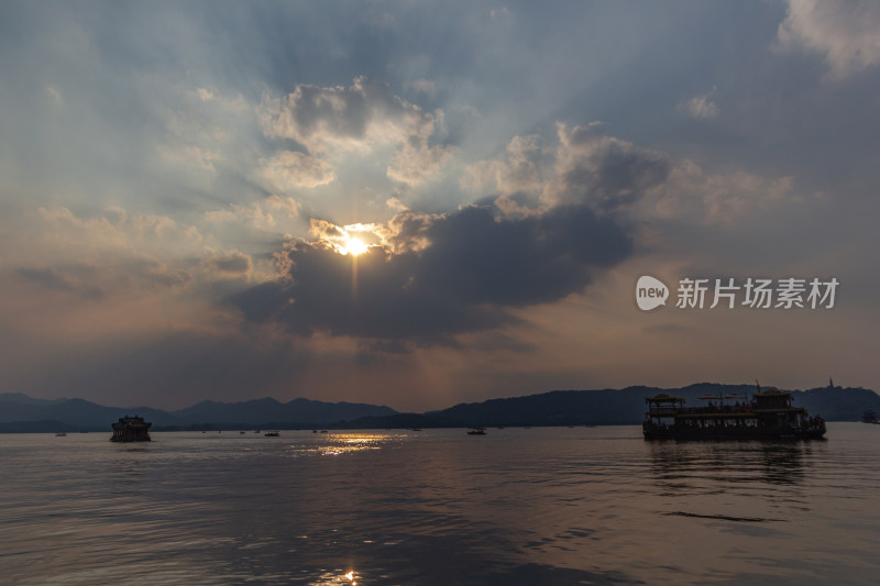 杭州西湖湖面上夕阳无限好