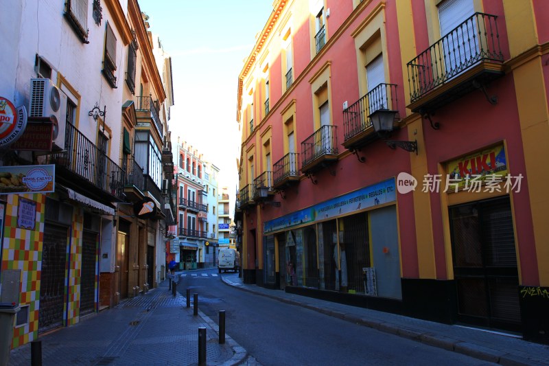 西班牙五彩缤纷的城市街道