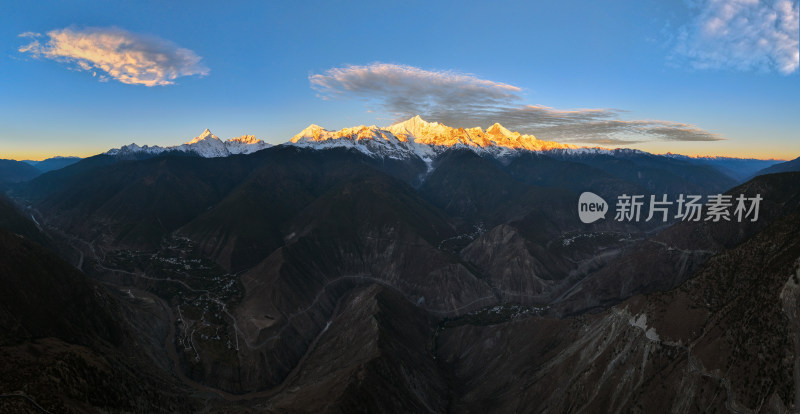 云南梅里雪山日照金山壮丽雪山景观