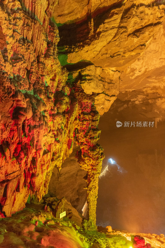 广西桂林地下溶洞-黄色灯光照射的钟乳石