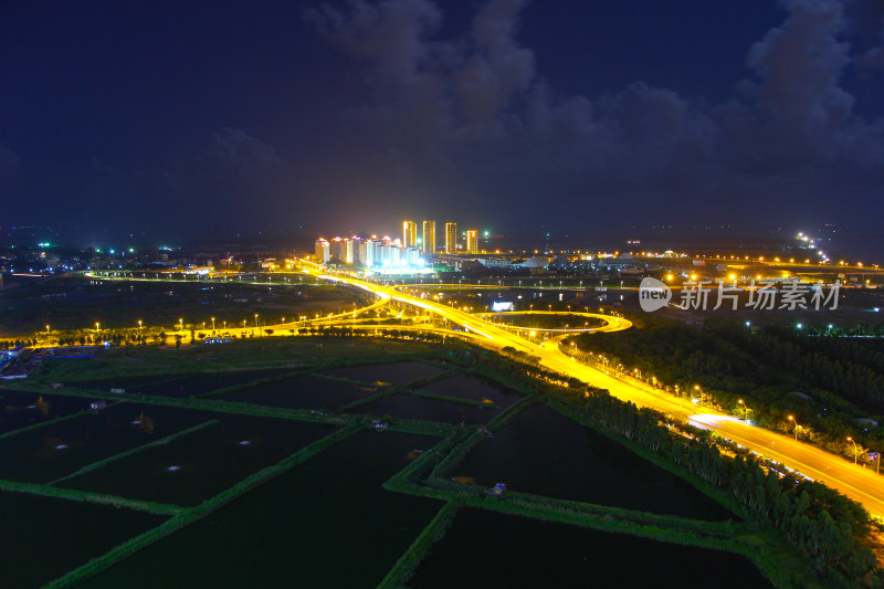 夜晚城市郊区道路与农田