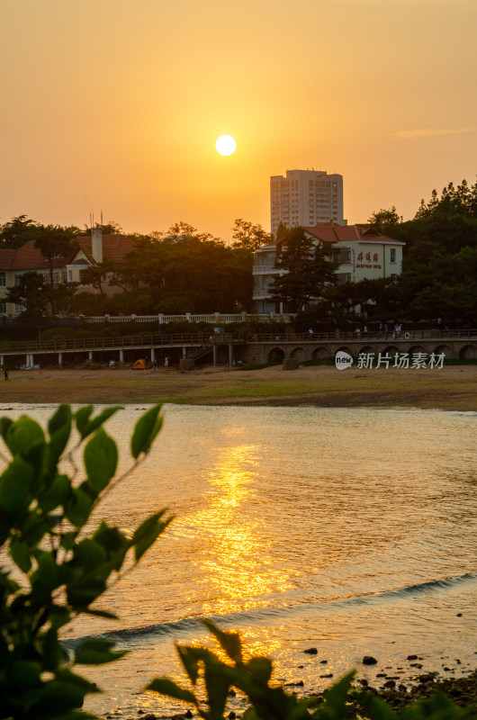 青岛太平角公园海边的夕阳风景