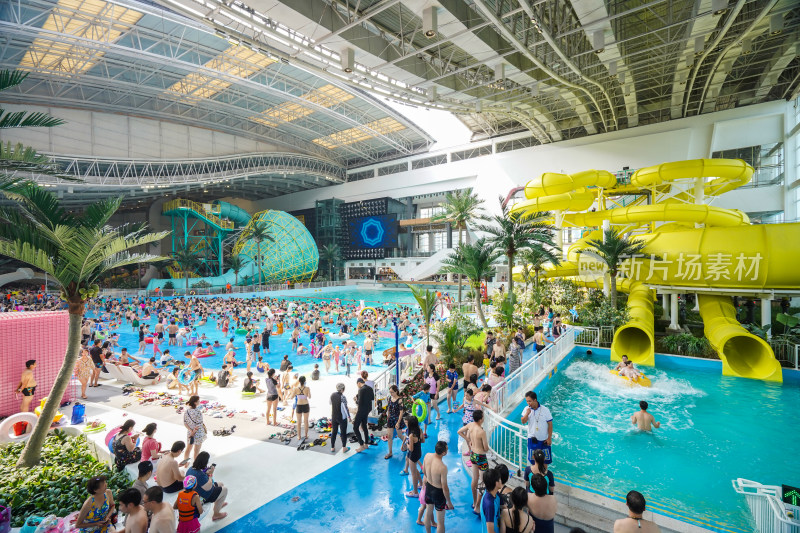 室内水上乐园热闹场景