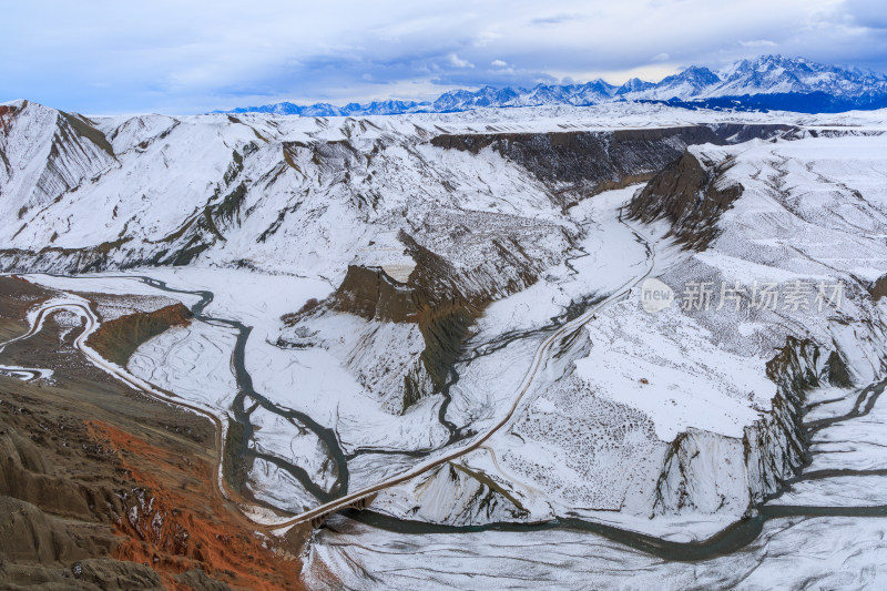 航拍新疆冬季安集海大峡谷雪景雪山山脉河流