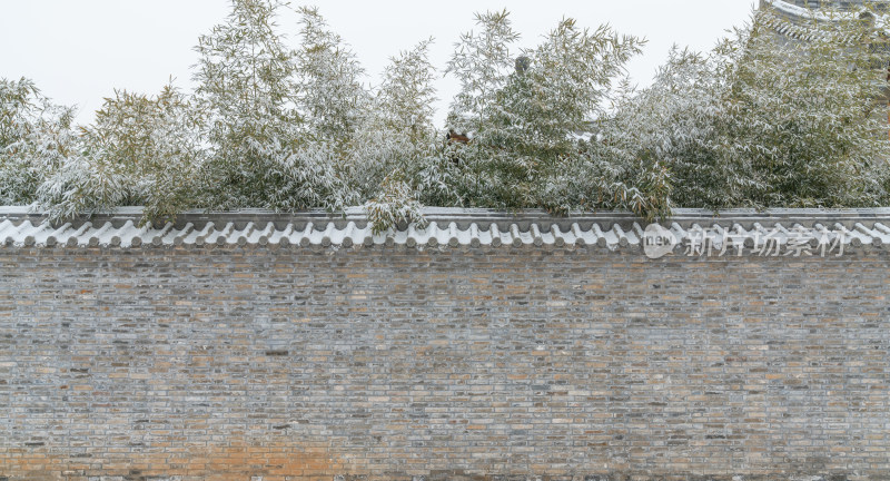 青砖墙竹子雪景