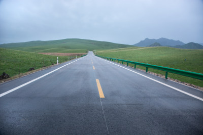 夏天通往远方的草原公路