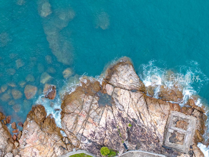 海边岩石栈道航拍全景