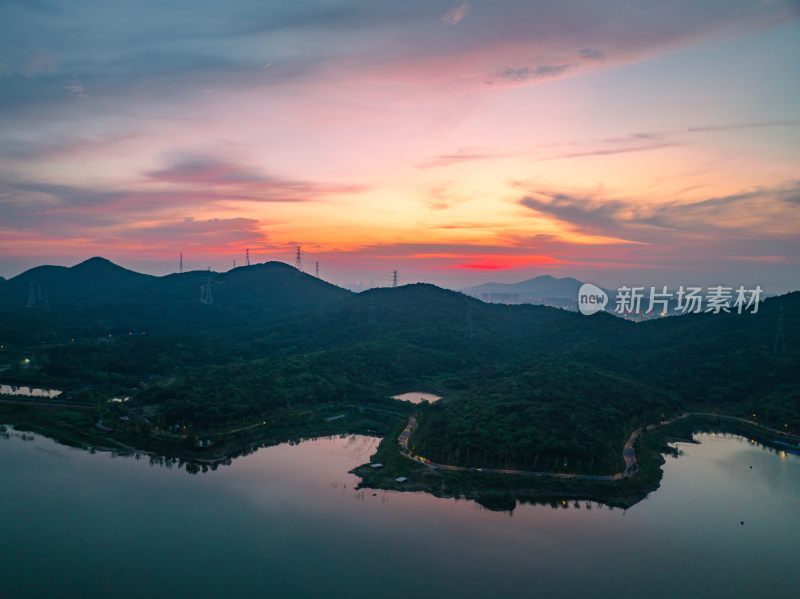 山间湖泊日落