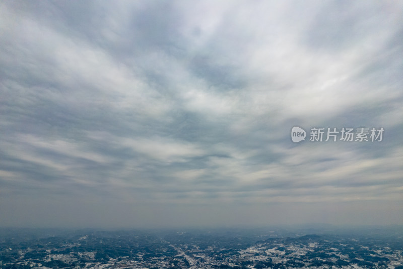 山川丘陵农田冬天雪景航拍图