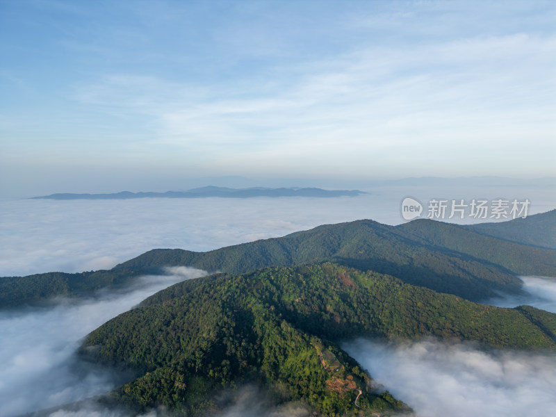 航拍云海之上的山峦