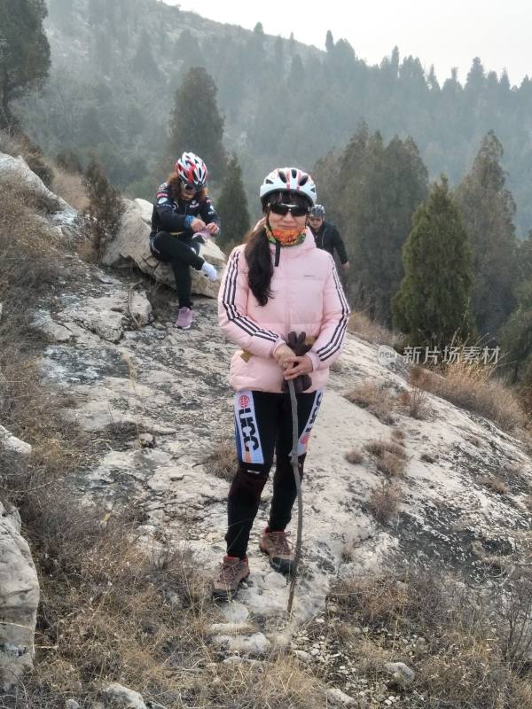 户外登山者在山地间休息的场景