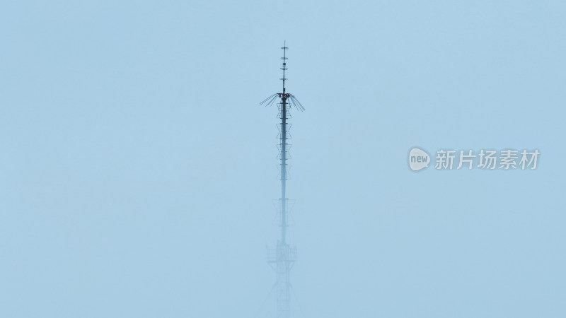 晨雾中的通讯塔