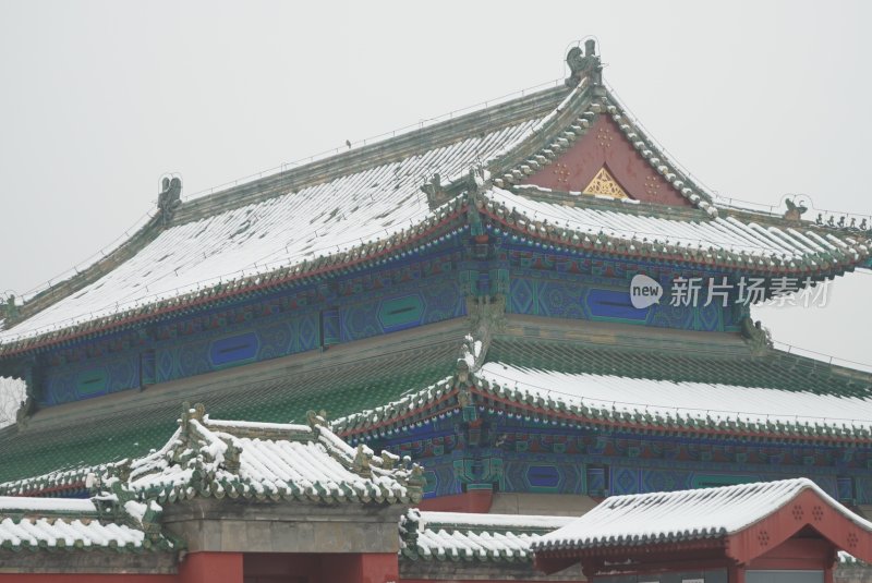 雪后古建筑屋顶精致雪景