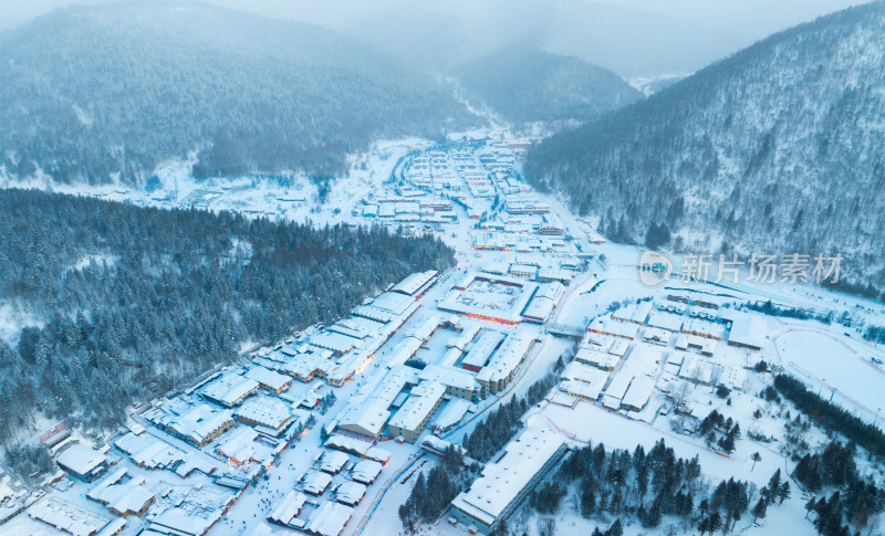 中国雪乡，雪夜里的童话小镇