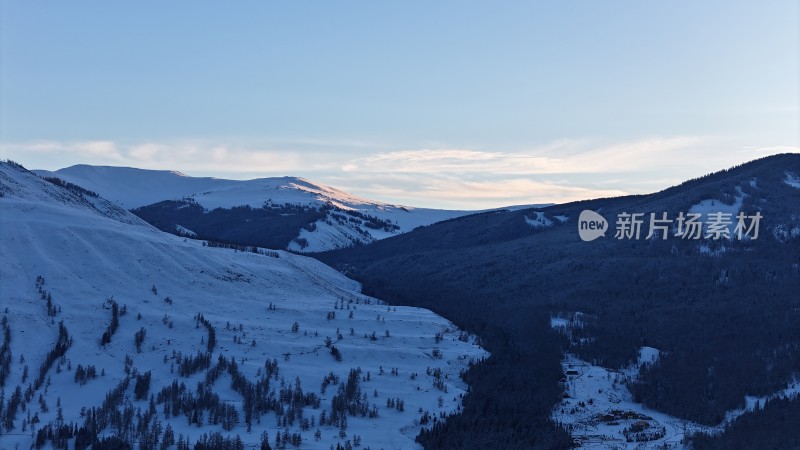 冬季新疆禾木无人机大气航拍雪山日出